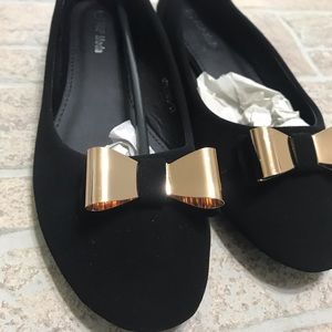 Women’s shoes size 7 black flats gold bow NEW